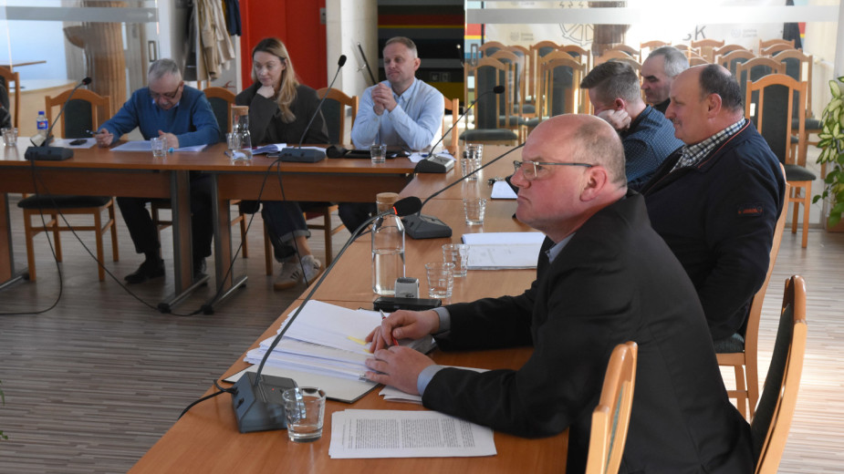 Komisja rewizyjna dyskutowała nad audytem w sprawie Domu Kultury w Czersku. Padły zarzuty o brak obiektywizmu FOTO