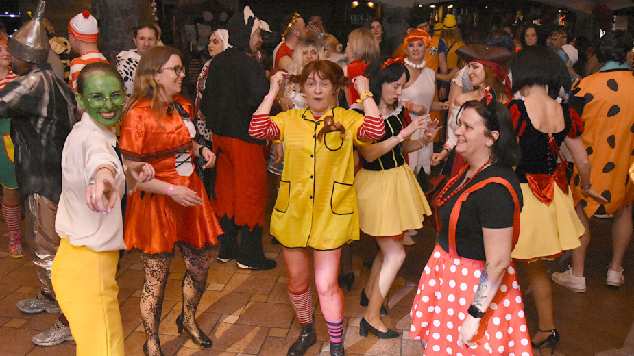 Przebierana dyskoteka z charytatywnym akcentem. Zakochani w pomaganiu zbierali pieniądze dla Antosia i Lenki z Chojnic FOTO