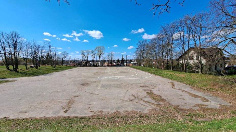 Miasto Chojnice planuje budowę boiska wielofunkcyjnego. Powstanie w miejscu betonowego placu przy ulicy Huberta Wagnera