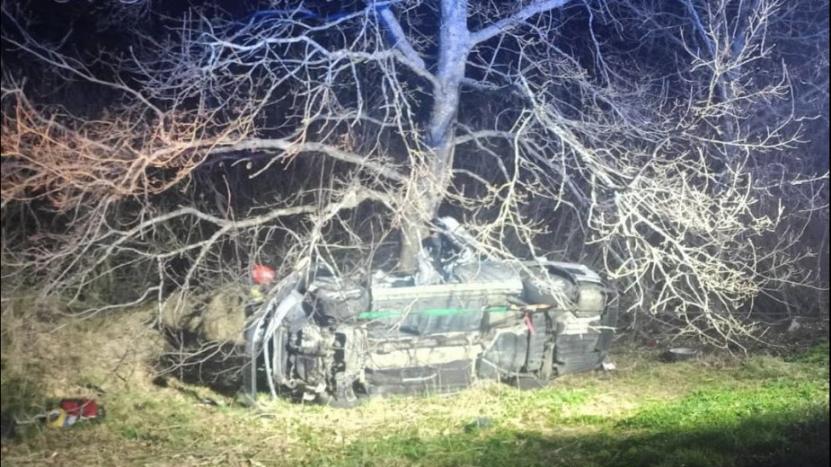 Śmiertelny wypadek w gminie Bytów. 37-letni kierowca dachował i uderzył w drzewo. Kierujący volkswagenem stracił panowanie nad pojazdem