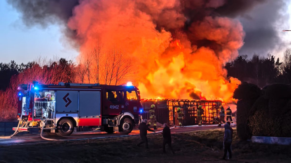 Pożar w Czersku. Trwa akcja gaśnicza przy ul. Wrzosowej. Budynki drewniane w zabudowie szeregowej. Wstępnie bez osób poszkodowanych