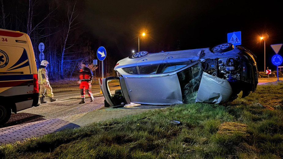 Nocne dachowanie na rondzie w Czersku. Kierowca był pijany
