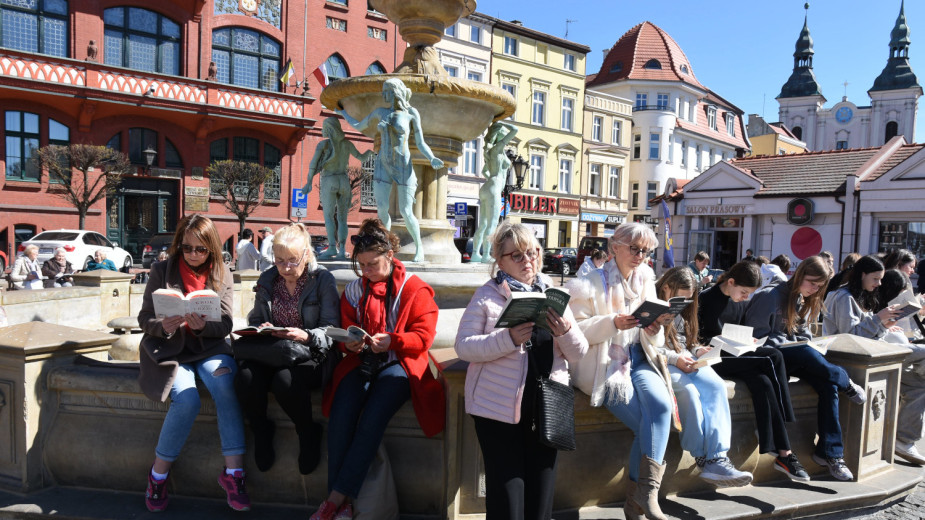 Bicie rekordu na rynku w Chojnicach. Przez kwadrans wspólnie czytało ponad 600 osób FOTO
