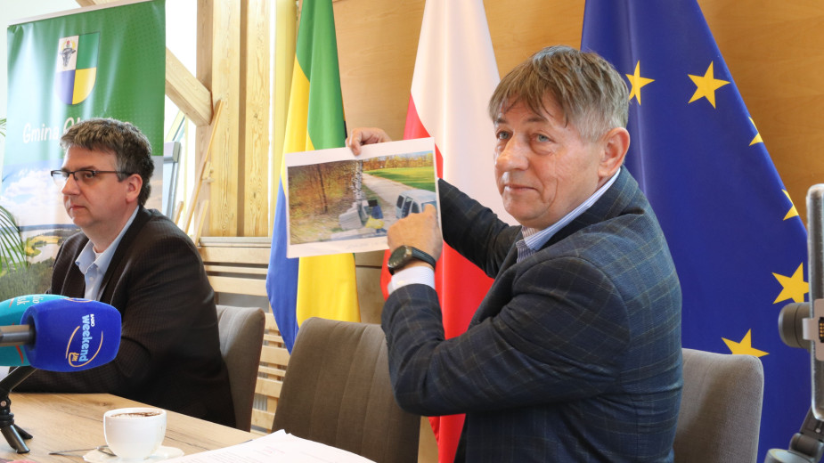 Podrzucił śmieci, ale nie zauważył fotopułapki - wójt gminy Chojnice czeka na mężczyznę, który podrzucił śmieci na pobocze gminnej drogi pomiędzy Igłami, a Czartołomiem