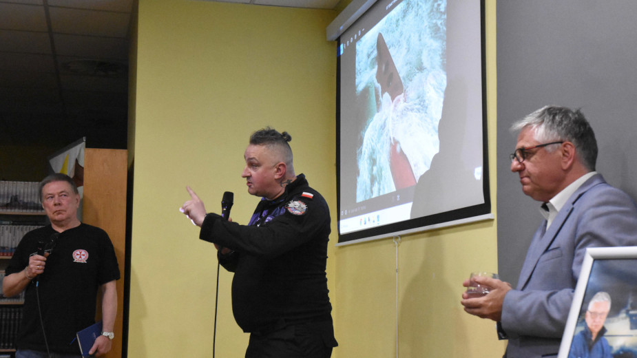 Dziennikarz, ratownik i uratowany marynarz w chojnickiej bibliotece. Spotkanie na temat katastrofy promu Jan Heweliusz FOTO