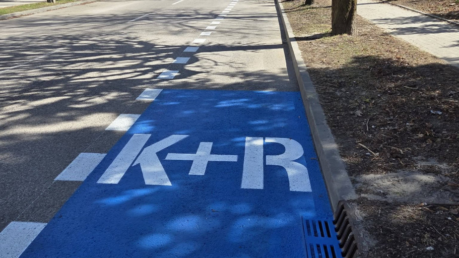 Strefa kiss and ride przy II LO w Chojnicach i problemy kierowców. Niektórzy na niej parkują