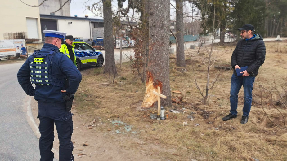 Policjanci i zarządcy drogi analizowali miejsce śmiertelnego wypadku w Owśnicach, w gminie Kościerzyna