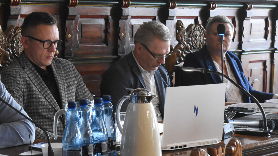 Obrady chojnickiej Rady Miejskiej są zbyt gorące. Przewodniczący chce dyskusji o zmianach w statucie miasta