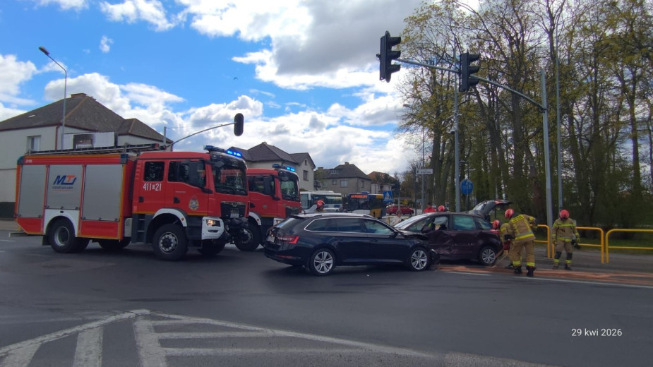 Zderzenie dwóch aut osobowych na skrzyżowaniu Gdańskiej i Kościerskiej w Chojnicach. Na miejscu wprowadzony jest ruch wahadłowy
