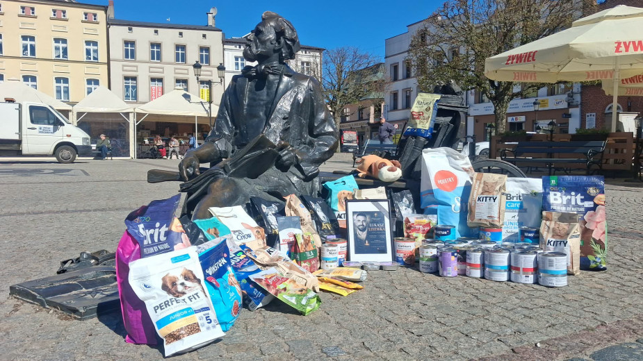 Kościerzyna w akcji upamiętniającej posła Łukasza Litewkę. Do środy 29.04 na rynku trwa zbiórka karmy dla zwierząt