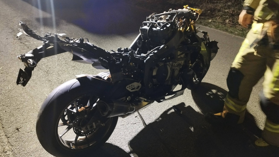 Wypadek motocyklisty w Dąbrowie Człuchowskiej. Zjechał z drogi i uderzył w auto na poboczu