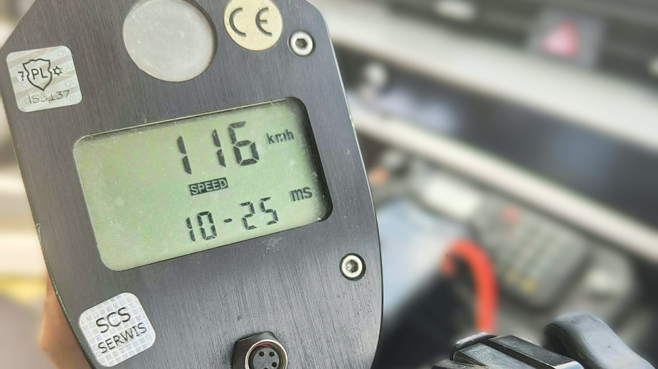 Pędził w terenie zabudowanym przez Niedamowo, w gminie Kościerzyna. 19-latek stracił prawo jazdy i otrzymał słony mandat