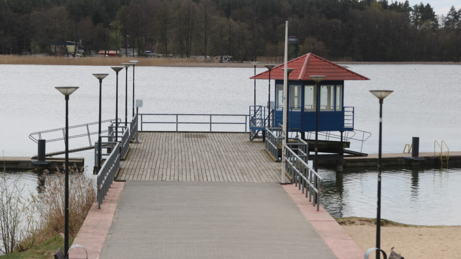 Jeszcze przed tegorocznymi wakacjami wyremontowany zostanie pomost na plaży miejskiej nad Jeziorem Rychnowskim w Człuchowie