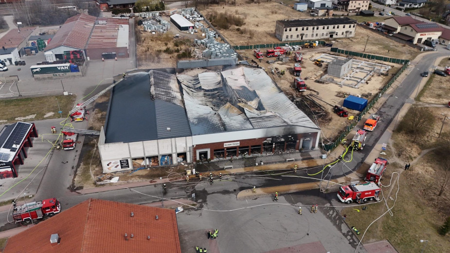 Duży pożar obiektu handlowego w Czersku. Płonie market przy ulicy Piłsudskiego. Na miejscu trwa obecnie akcja gaśnicza FOTO, AKTUALIZACJA
