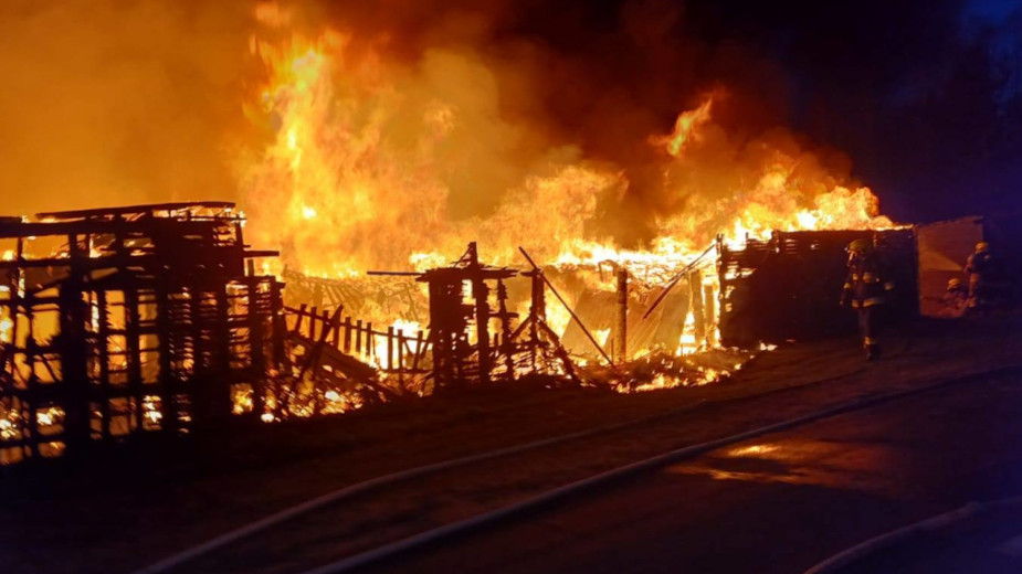 Biegły z zakresu pożarnictwa będzie badał przyczynę sobotniego pożaru w Czersku. Spłonął kompleks budynków gospodarczych