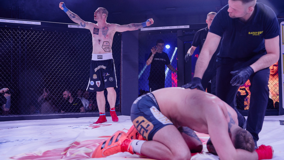 Łukasz Smarzyński odbiera pas Miłoszowi Wąsikowi. Za nami Octagon Fight Night 3 w Chojnicach. Zobacz na zdjęciach jak przebiegała gala FOTO