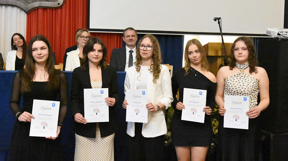 Chojniccy maturzyści z Technikum im. Stefana Bieszka odebrali świadectwa. Za kilka dni pierwszy egzamin maturalny FOTO