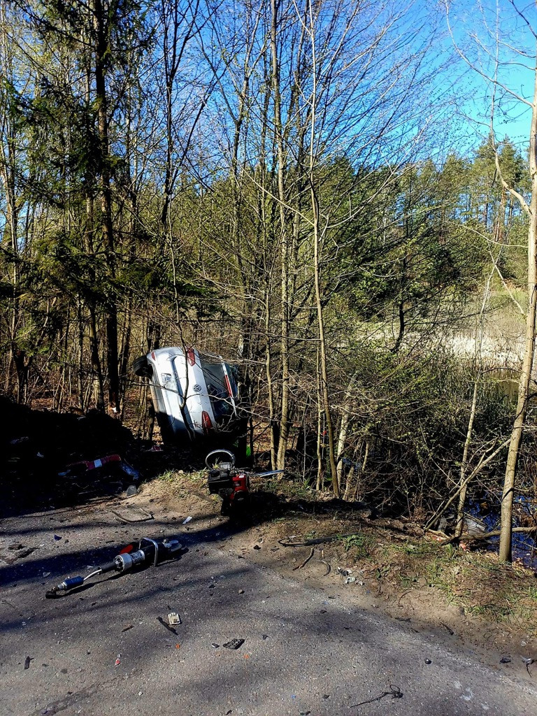Tragiczny w skutkach wypadek z udziałem wozu bojowego OSP Grabowo Kościerskie. Samoch&oacute;d strażacki zderzył się z osobowym volkswagenem (FOTO, AKTUALIZACJA)