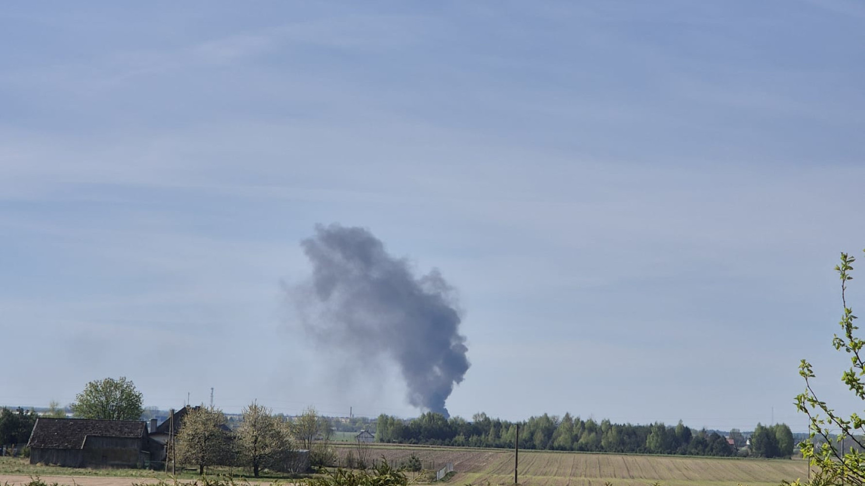 Pożar na ulicy 60-lecia w Czersku. Płonie budynek gospodarczy i zgromadzone przy nim odpady
