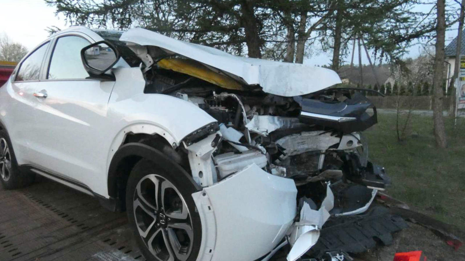 Wypadek na drodze wojew&oacute;dzkiej 214 w Sarnowach w gminie Kościerzyna. Dwie osoby trafiły do szpitala