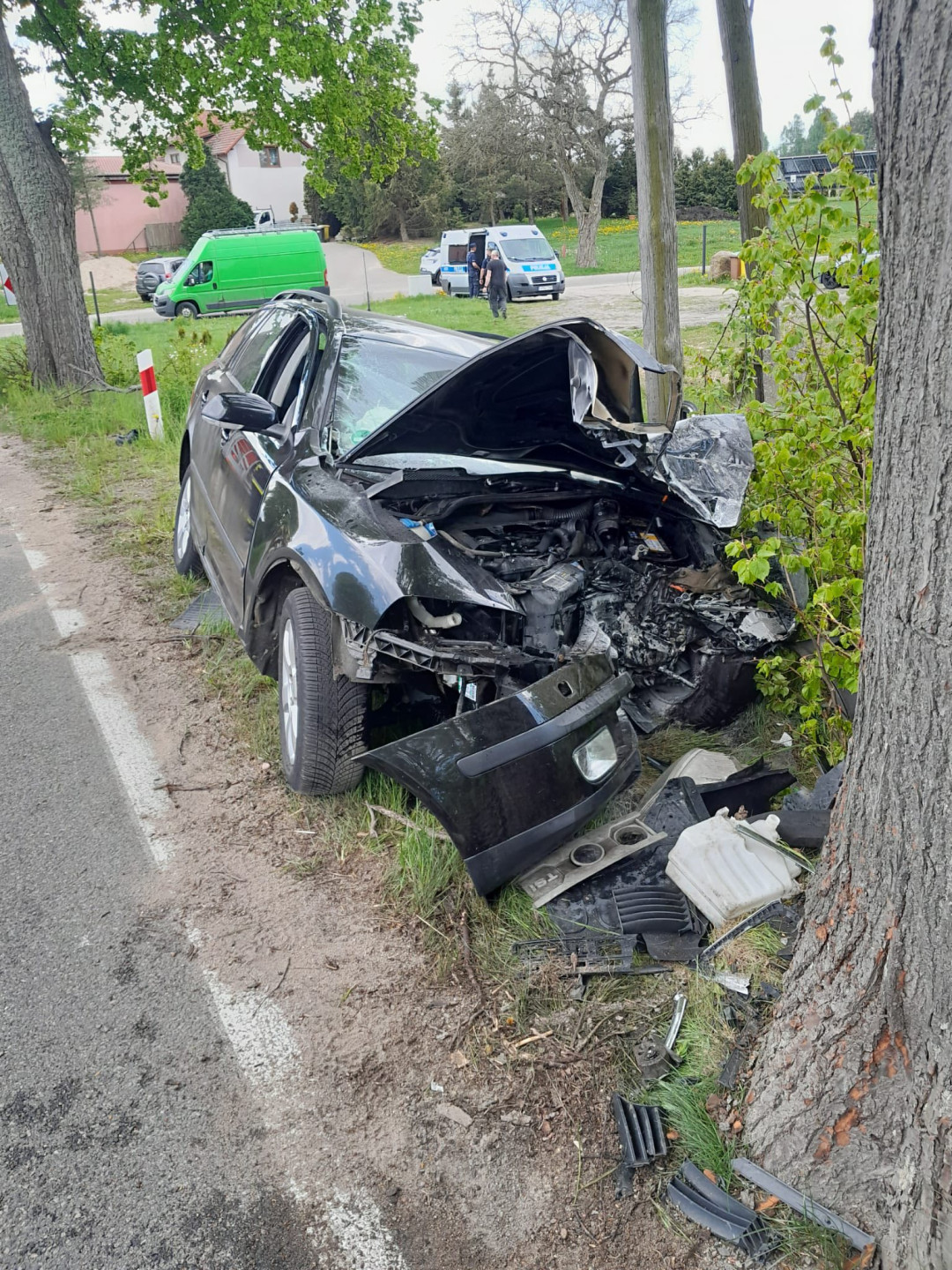 Skoda uderzyła w drzewo. W wypadku ucierpiał 21-letni mężczyzna kierujący autem