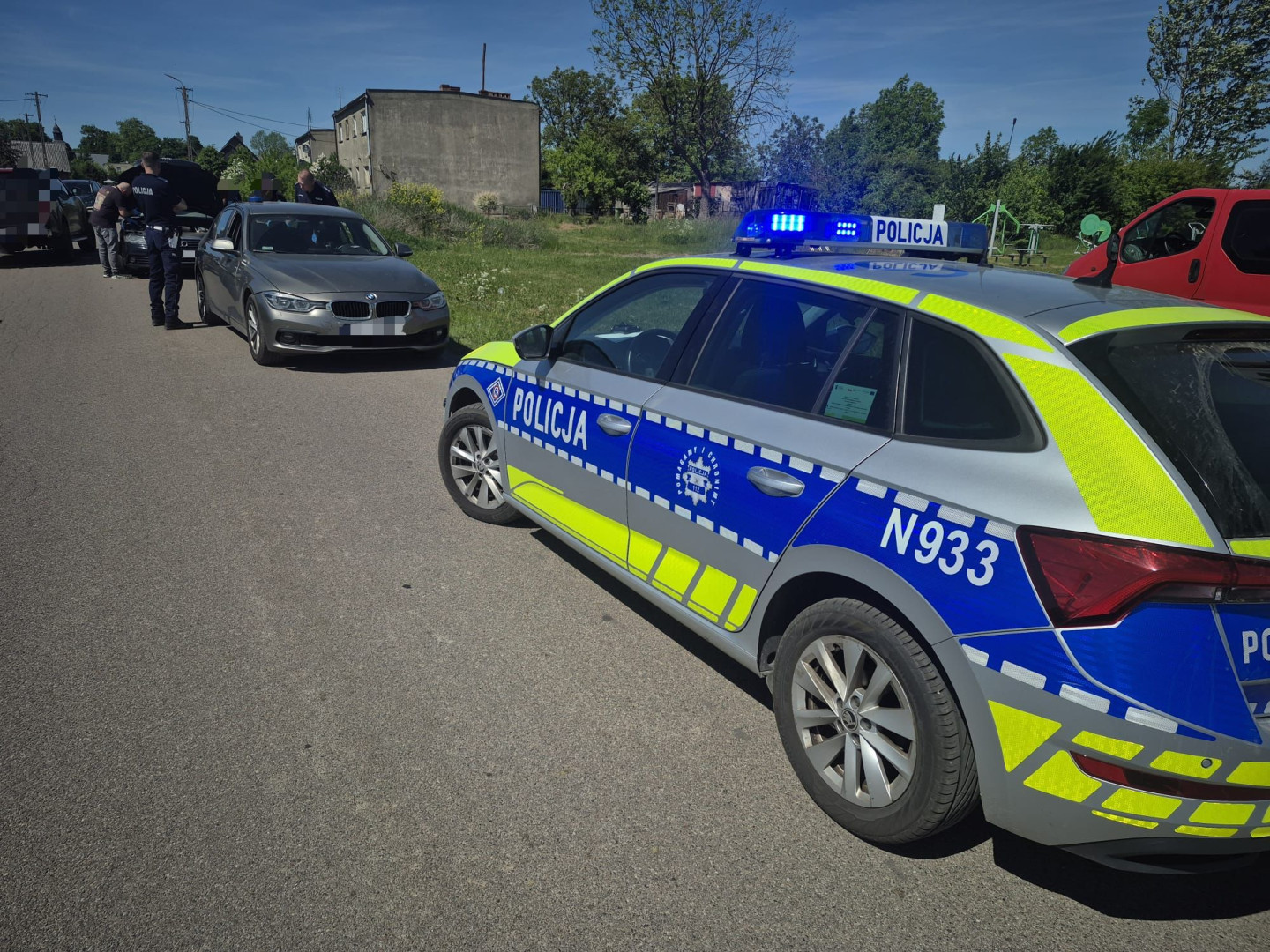 20-latek podejrzany o rozb&oacute;j zatrzymany po policyjnej obławie w gminie Debrzno. "Przy użyciu przedmiotu przypominającego broń sterroryzował sprzedawczynię"