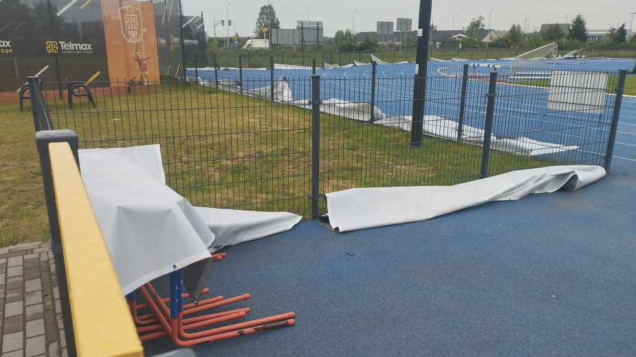 Ktoś zerwał banery sponsora zawodów lekkoatletycznych na stadionie w Człuchowie. Firma wyznaczyła nagrodę za pomoc w ujęciu sprawców FOTO