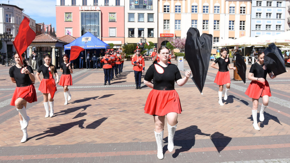 Apel pamięci, salwa honorowa i występ orkiestry. Obchody Święta Narodowego Trzeciego Maja w Chojnicach FOTO