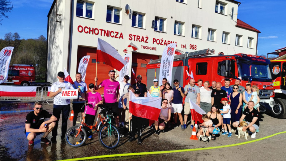 Ochotnicza Straż Pożarna w Tuchomiu świętowała jubileusz. Biegacze pokonali symboliczną trasę 80 kilometrów FOTO
