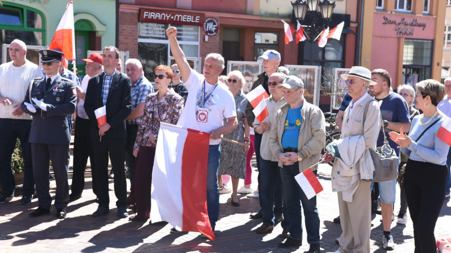 Uroczyste podniesienie biało-czerwonej i odśpiewanie hymnu. Święto Flagi Rzeczypospolitej Polskiej na rynku w Chojnicach FOTO
