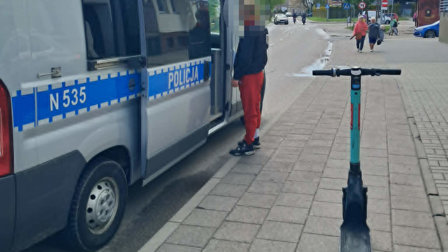 Pijany 17-latek przewoził pasażerkę na hulajnodze elektrycznej. Zdenerwowany mandatem zaczął przeklinać