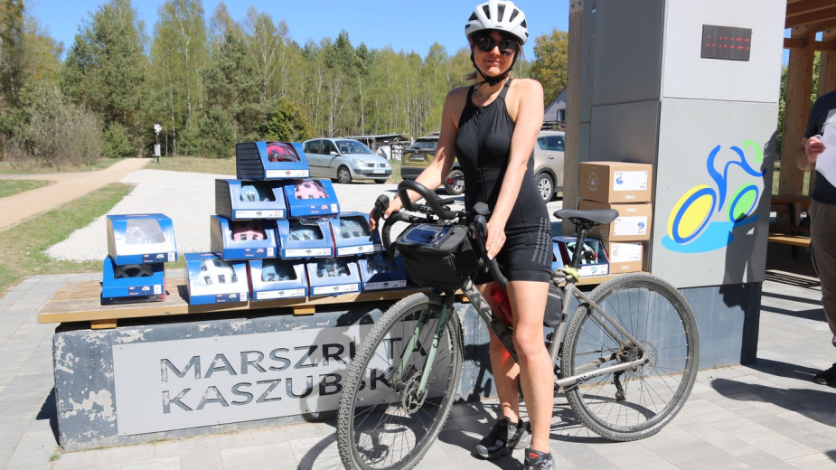 Organizatorzy Tour de Romgaz rozdawali na Kaszubskiej Marszrucie kaski rowerowe. Chronimy głowę od wewnątrz i od zewnątrz RELACJA, FOTO