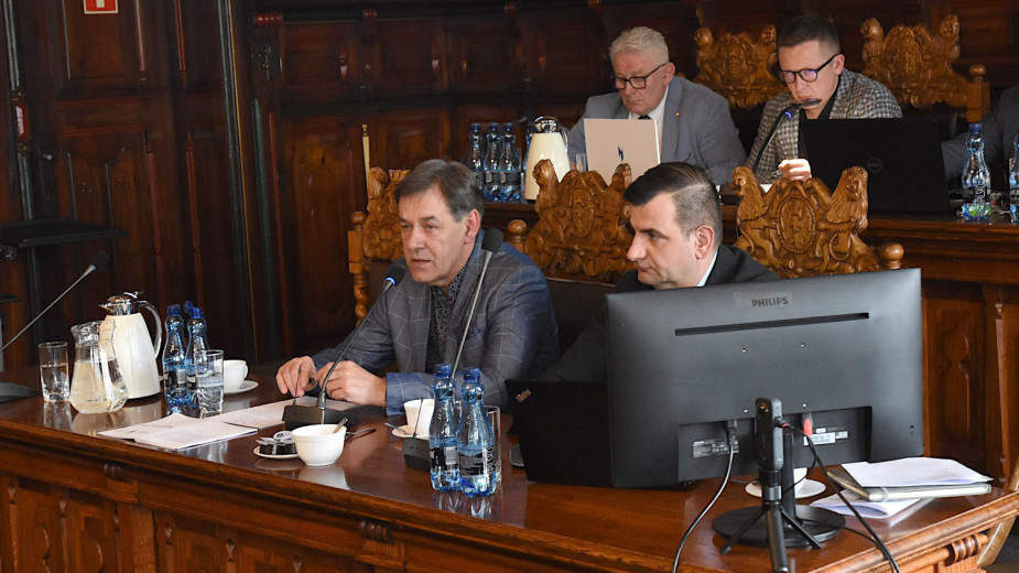 Czy radni chojnickiej opozycji byli nagrywani w przerwie sesji? Spór o kamerę ustawioną na stole koło burmistrza