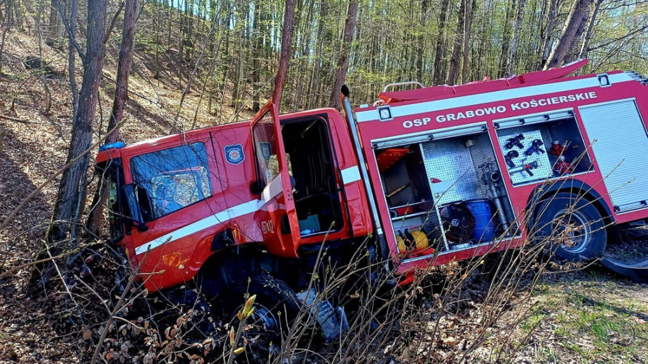Tragiczny w skutkach wypadek z udziałem wozu bojowego OSP Grabowo Kościerskie. Samochód strażacki zderzył się z osobowym volkswagenem FOTO, AKTUALIZACJA