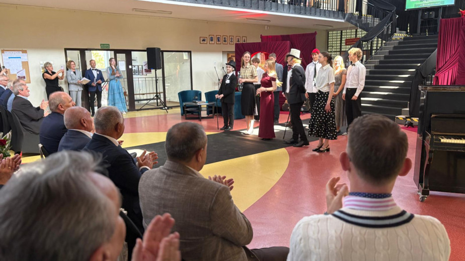 Były wspomnienia i polonez. I Liceum Ogólnokształcące w Bytowie świętowało jubileusz 80 &ndash lecia istnienia FOTO