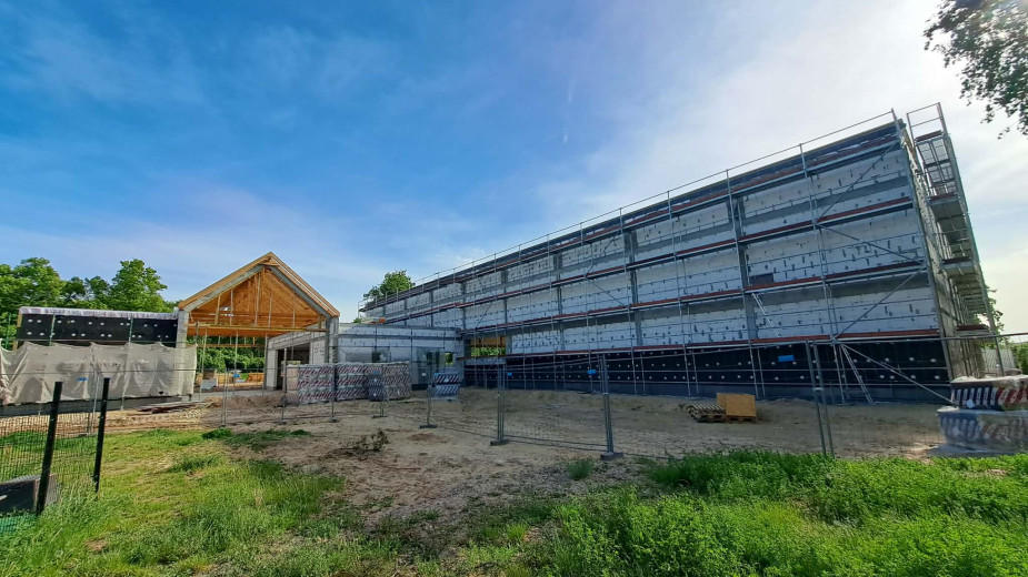 Budowa chojnickiej hali lodowej przebiega bez zakłóceń. W obiekcie jest już dach, trwają prace przy elewacji FOTO