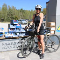   | Organizatorzy Tour de Romgaz rozdawali na Kaszubskiej Marszrucie kaski rowerowe. "Chronimy głowę od wewnątrz i od zewnątrz" (RELACJA, FOTO)