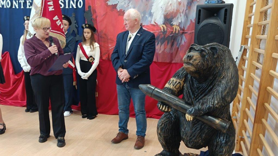 Wyjątkowa rocznica nadania szkole w Nieżychowicach imienia Żołnierzy Monte Cassino. Artysta z Kłodawy podarował jej rzeźbę niedźwiadka Wojtka
