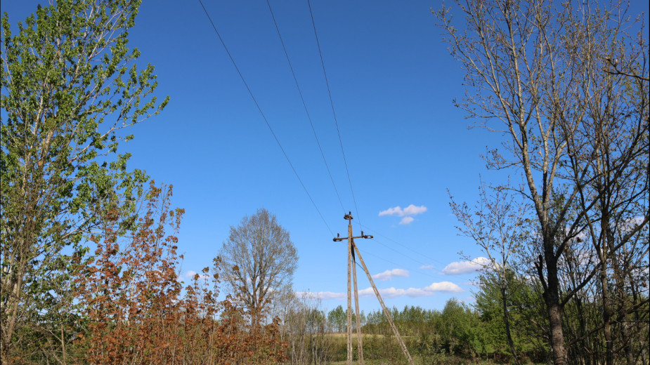 Zahaczył metalowym szlabanem o linię energetyczną. Prąd poraził 61-latka i strażaków, którzy chcieli mu pomóc 