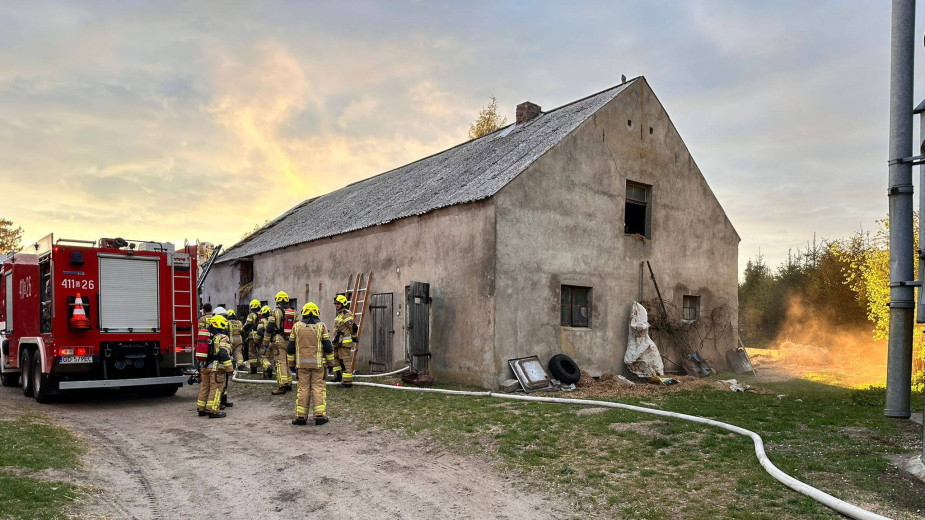 Pożar chlewni w Klawkowie koło Chojnic. Strażakom udało się ocalić budynek inwentarski