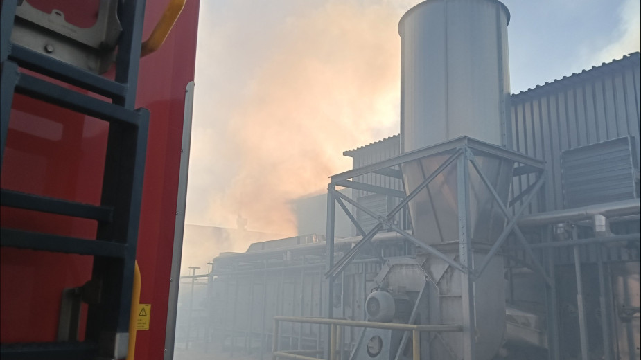 Pożar w zakładzie produkcji pelletu w Szczytnie, w gminie Przechlewo. Prawdopodobnie wybuchł pył drzewny. Pracownicy relacjonowali, że słyszeli potężny huk FOTO