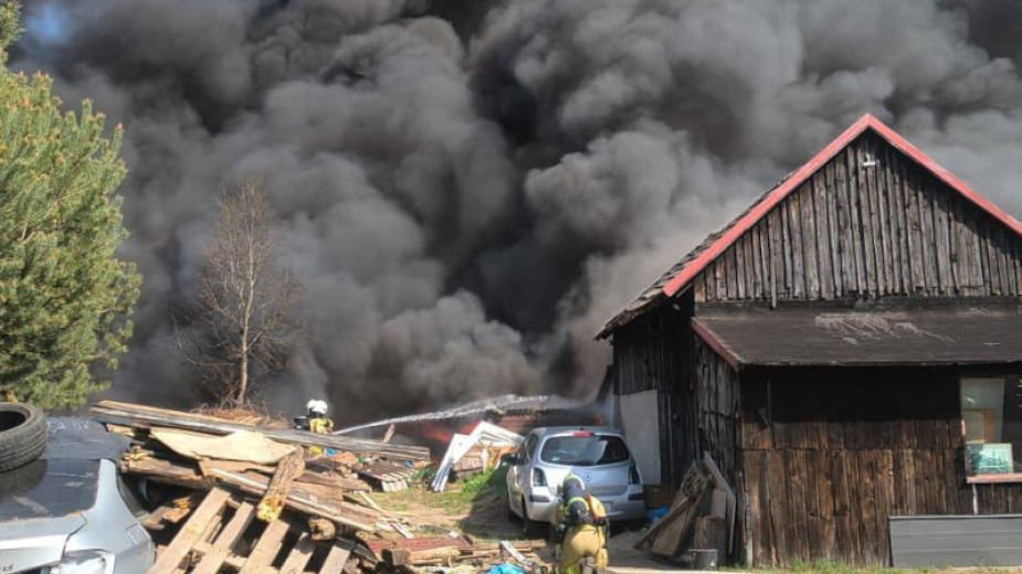 Pożar na ulicy 60-lecia w Czersku. Płonie budynek gospodarczy i zgromadzone przy nim odpady
