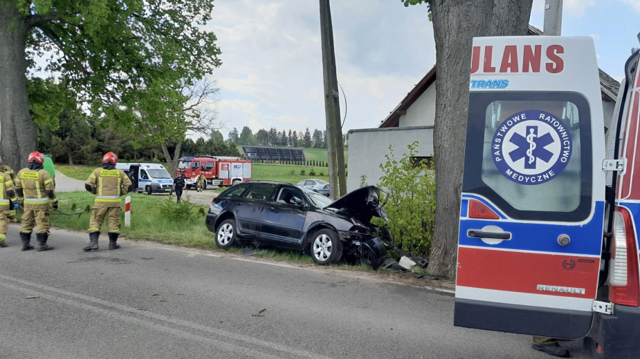 Skoda uderzyła w drzewo. W wypadku ucierpiał 21-letni mężczyzna kierujący autem