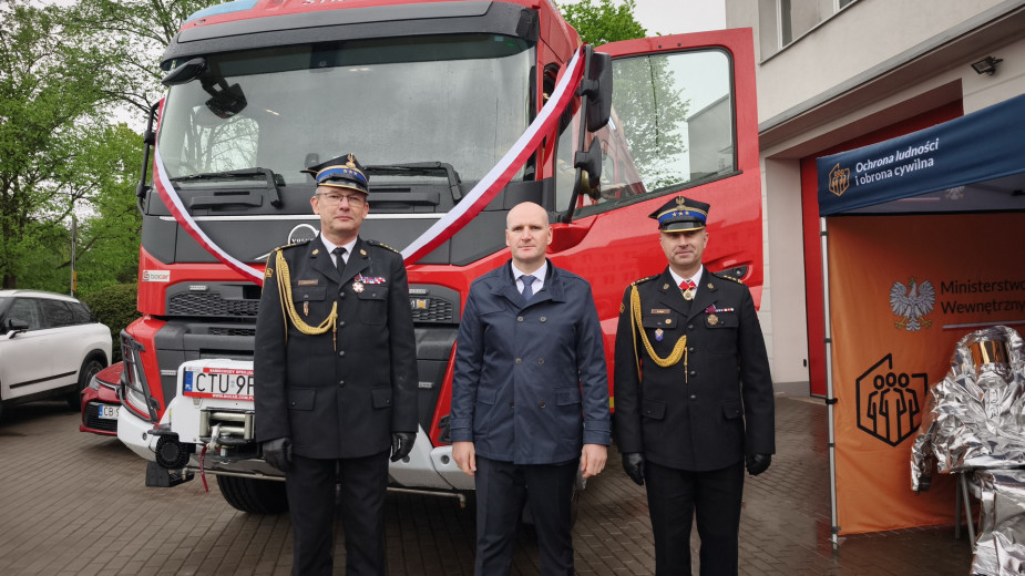 Strażacy z Tucholi mają nowy samochód bojowy. To prezent na Dzień Strażaka FOTO