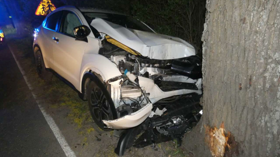 Wypadek na drodze wojewódzkiej 214 w Sarnowach w gminie Kościerzyna. Dwie osoby trafiły do szpitala