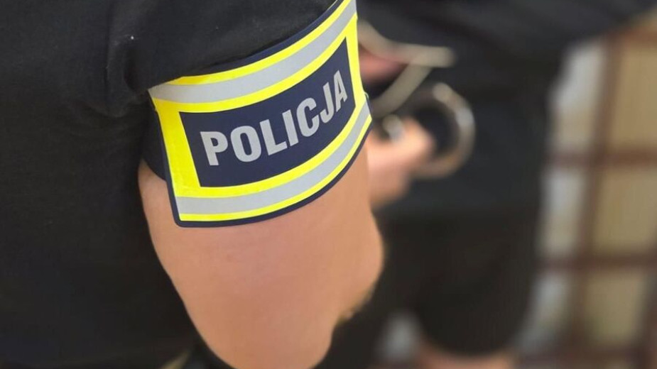 Policyjne zatrzymanie na ul. Pietruszkowej w Chojnicach. Patrol rozpoznał w młodej kobiecie osobę poszukiwaną