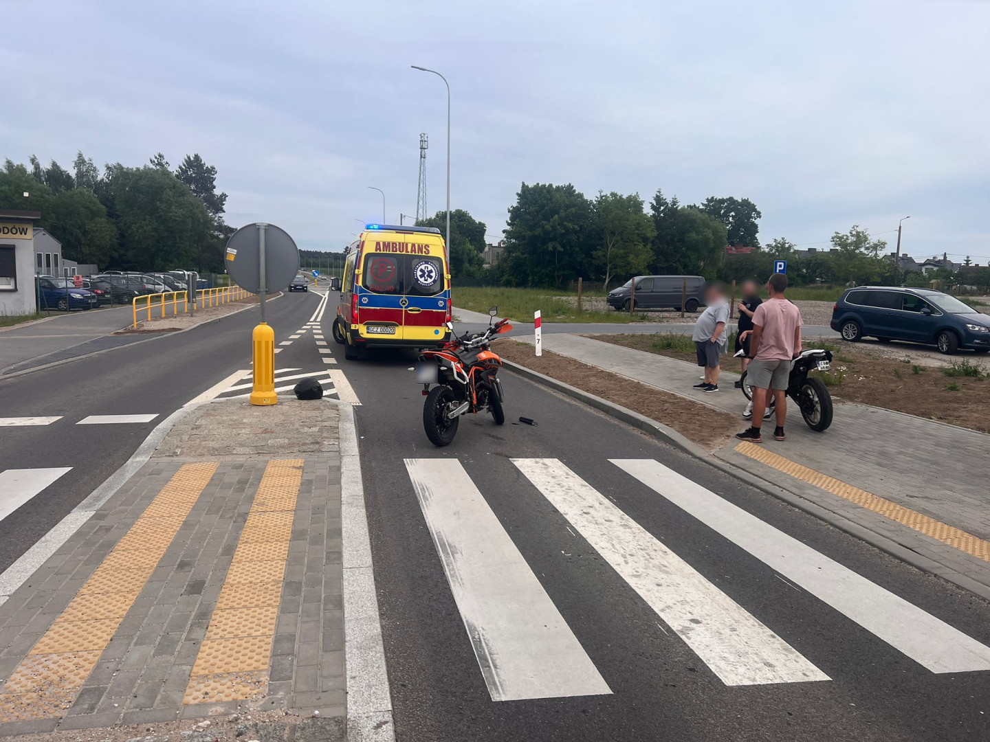 75-latek potrącony przez motocykl na przejściu dla pieszych w Wierzchowie Dworcu, w gminie Człuch&oacute;w. "Z obrażeniami głowy został przewieziony do szpitala" (FOTO)