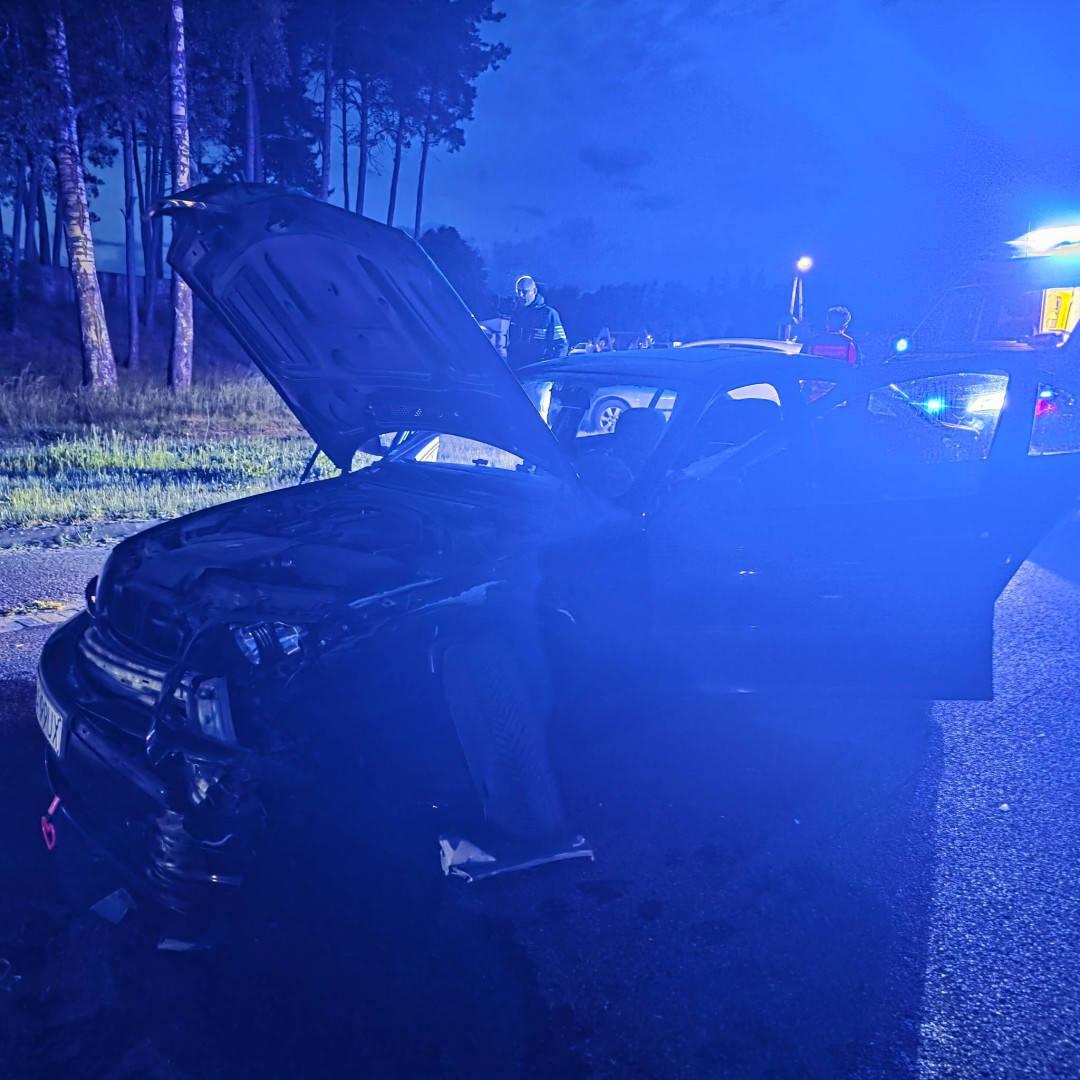 BMW i Renault zderzyły się w Czarnem. Do szpitala trafiła 19-letnia kobieta