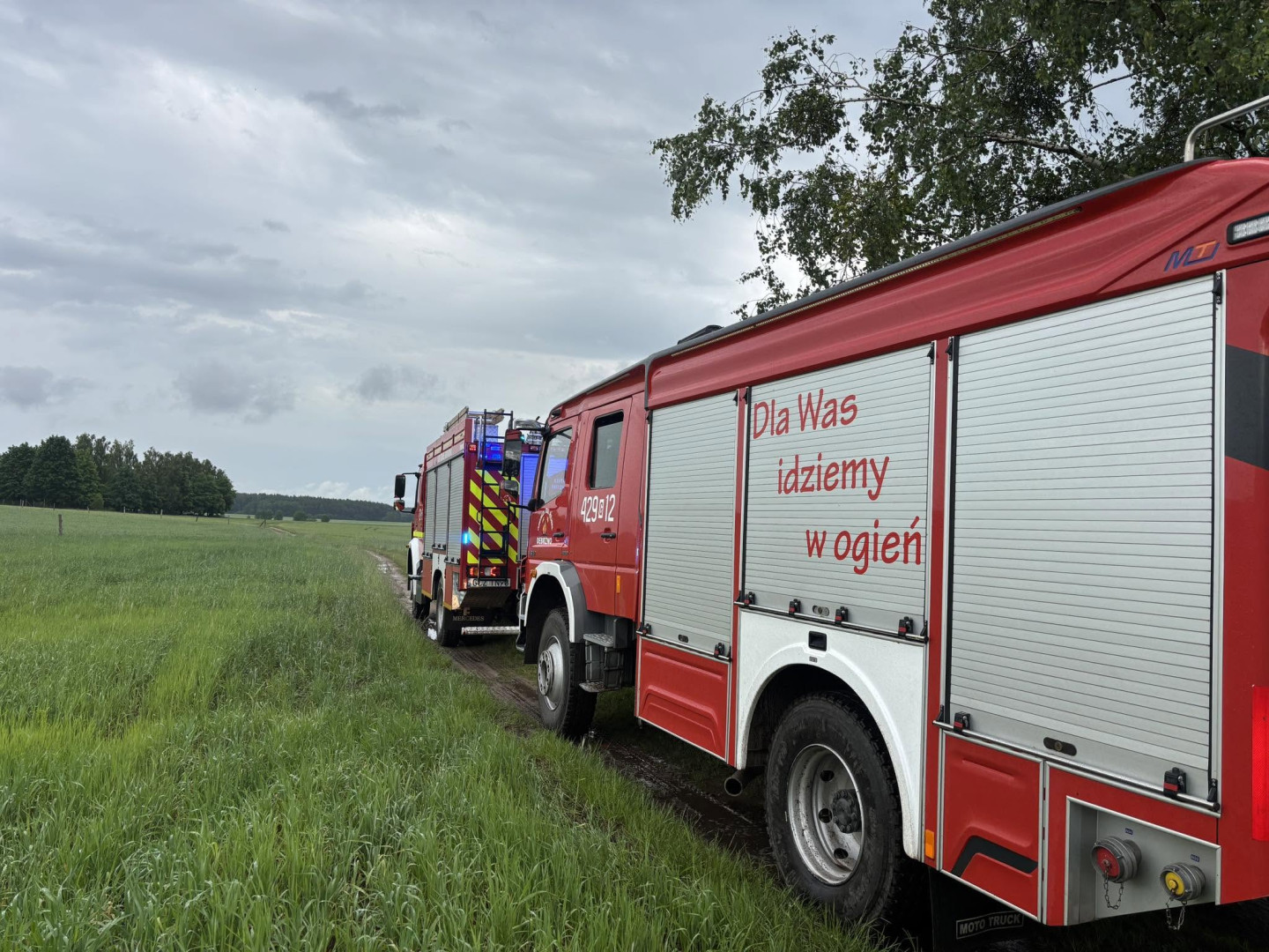 Wypadek podczas prac polowych w gminie Debrzno. Przygnieciony mężczyzna trafił do szpitala