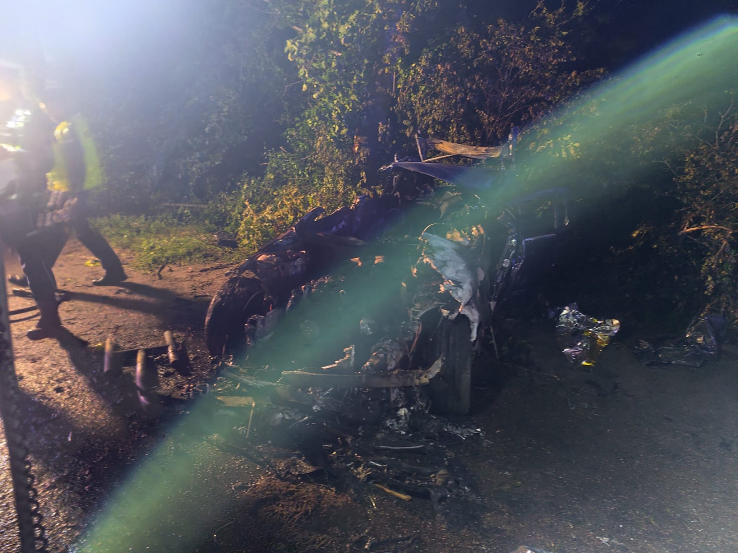 Tragiczny wypadek w gminie Stara Kiszewa. Mercedes uderzył w drzewo i stanął w płomieniach, zginął kierujący pojazdem 19-latek